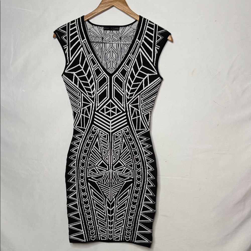 NWOT RVN geometric Jaquard knit body con textured vneck dress sz Med